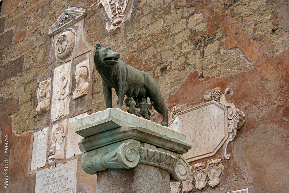 la louve romaine Photos | Adobe Stock