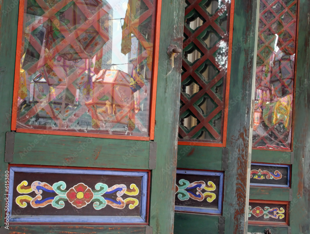 Obraz premium temple doors with lanterns reflected in the glass