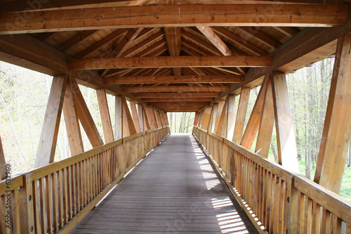 moderne überdachte holzbrücke