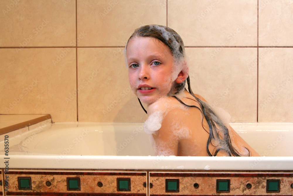 Ванна мама трусы. Девочка 10 лет в ванной. Младшая дочь в ванной. Девочка 5 лет в ванной. Девочка купается в ванной.