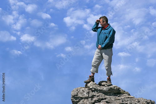 homme regardant l'horizon en montagne