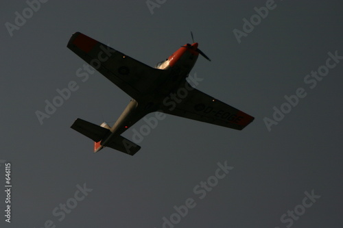 avion montant vers le soir
