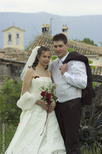 couple de jeunes mariés 3 photo