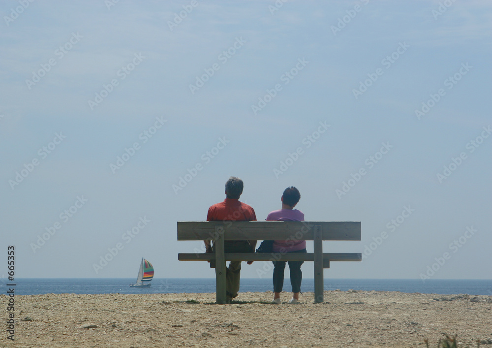 couple assis sur un banc