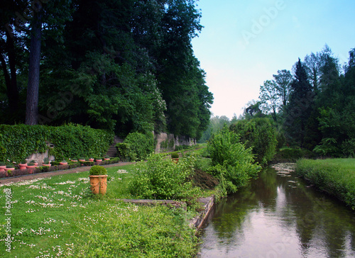 jardinage au bord de l'eau. photo