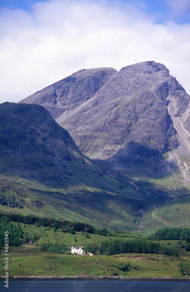 Naklejka premium maison entre mer et montagne