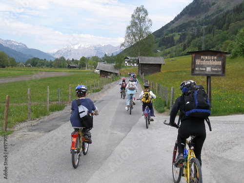 kinder auf fahrradtour