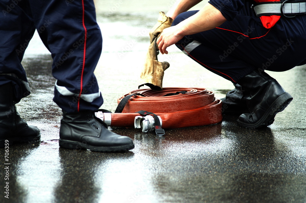 Fototapeta premium les pompiers avec leur lance à eau (2)