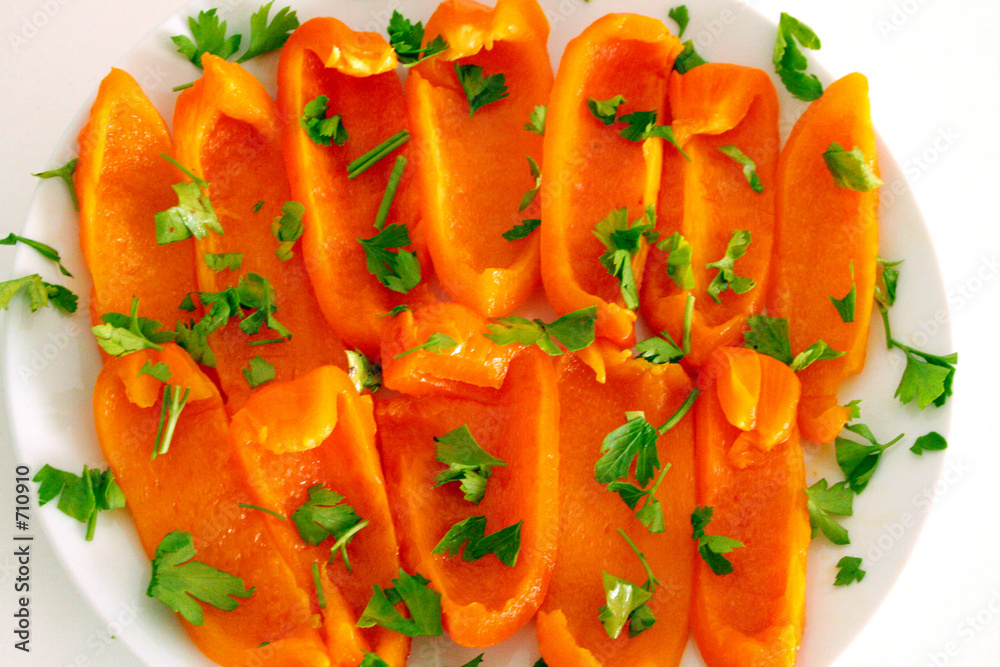 Foto plat de poivrons persillés