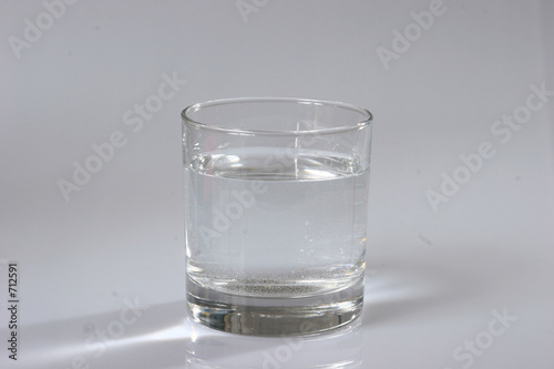 ein glas wasser