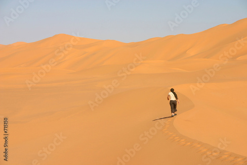 femme marchant dans le désert