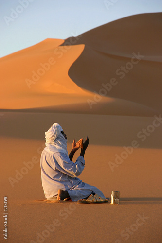 prière dans le désert