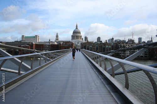 st pauls cathedral millennium bridge