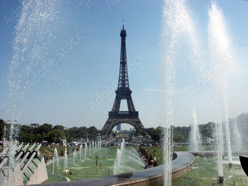 Canvas Print paris eiffel tower and fountain
