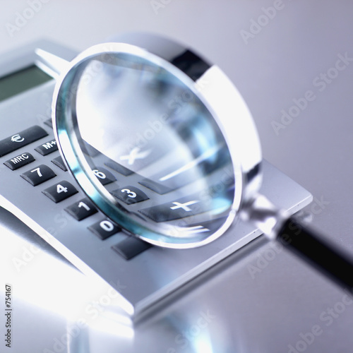 loupe et calculatrice