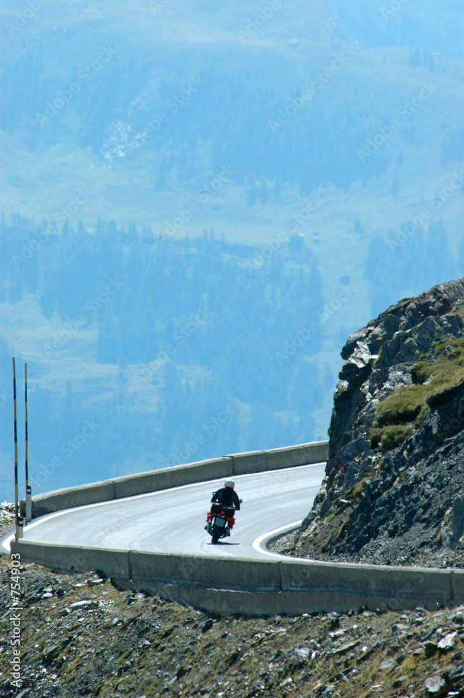 Fototapeta premium motorradfahrer in den bergen