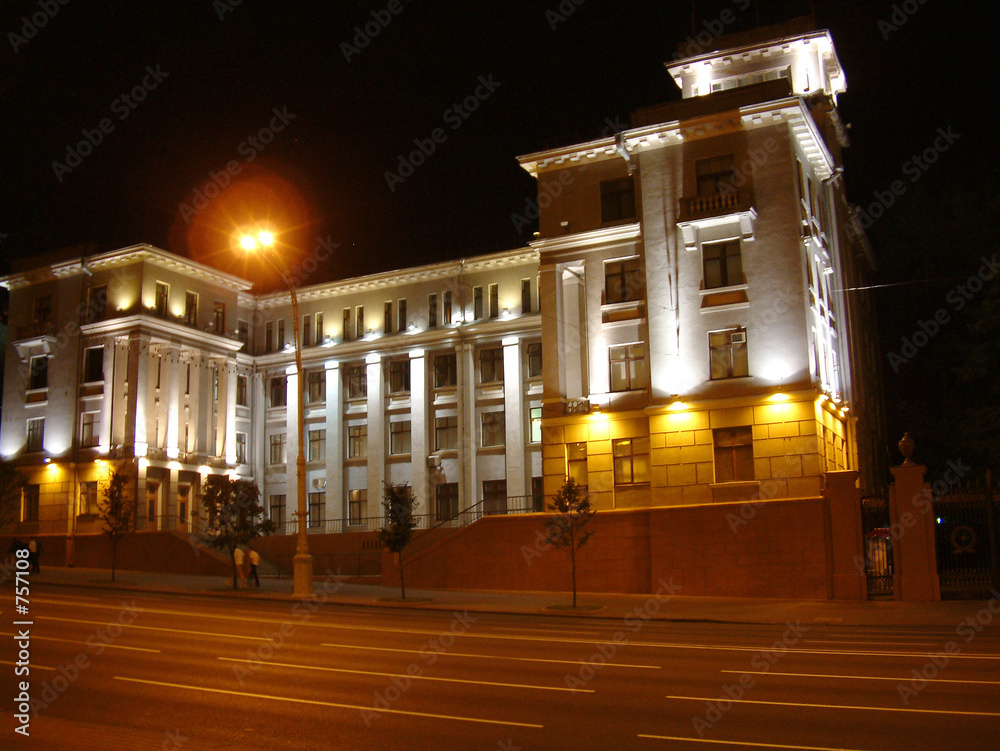 Obraz premium minsk - hauptstrasse- beleuchtete gebäude