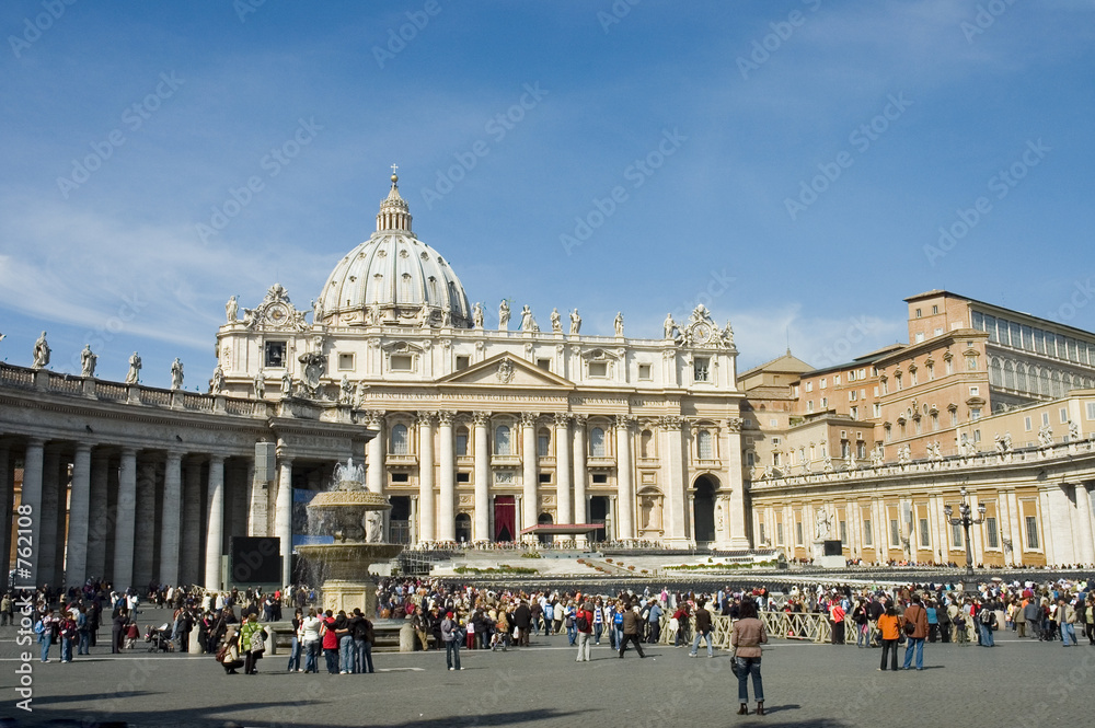 Naklejka premium crowd in front of vatican