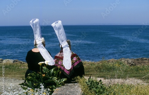 deux bigoudennes face a la mer