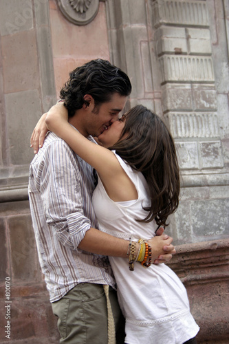 pareja besandose
