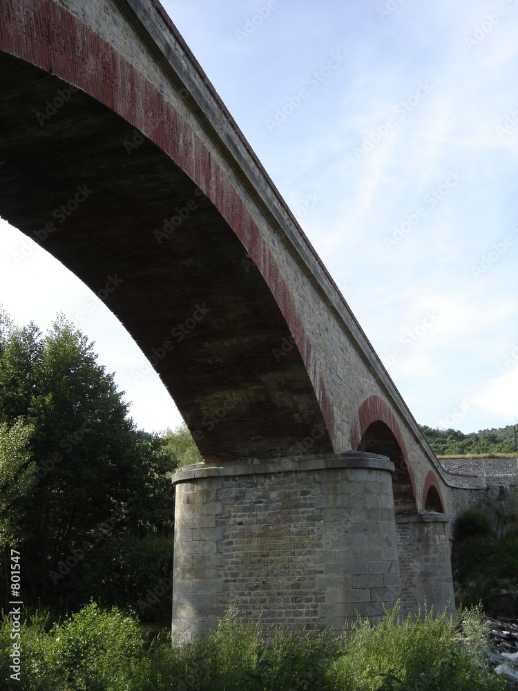Fototapeta premium sous le pont d'eus