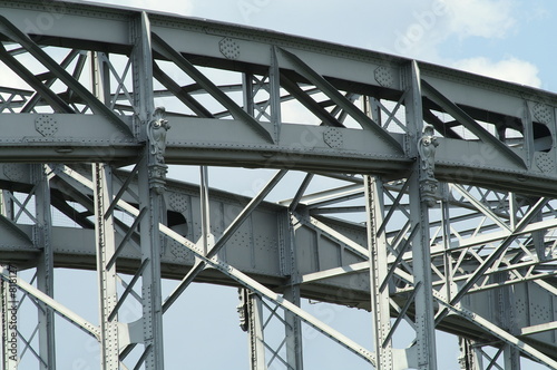 montures en acier d'un viaduc