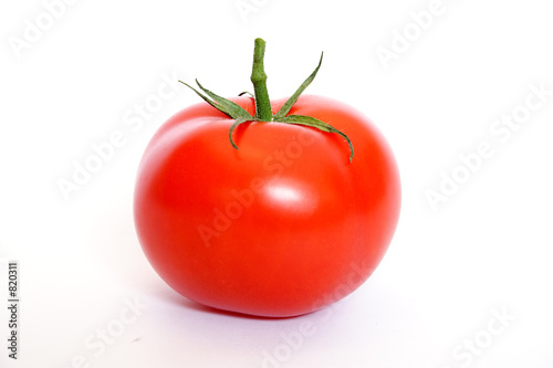einzelne tomate photo