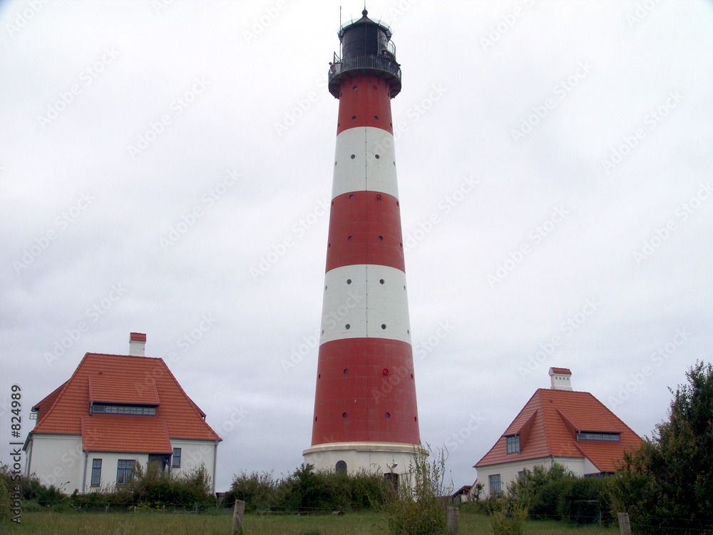 leuchtturm von westerhever mit häusern