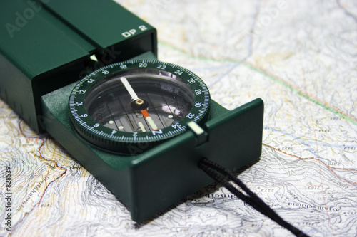 kompass auf landkarte