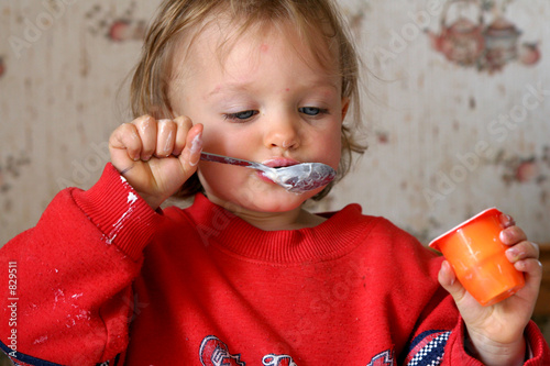 Фотография eating yogurt