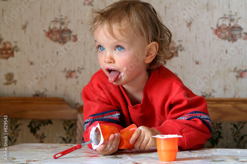 Fotografía eating yogurt