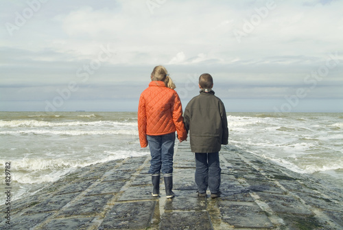 children overlookign the sea