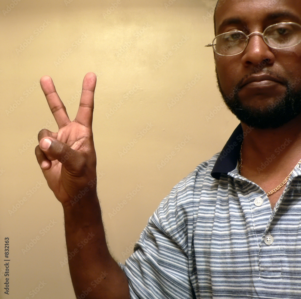 Naklejka premium african american man gesturing a peace sign