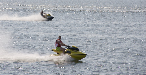 Acrylglasbilder Wasser Motorsport Wasserscooter auf glitzerndem Meer  © Rob Bouwman