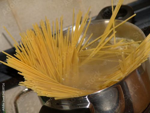 spaghetti im kochtopf photo