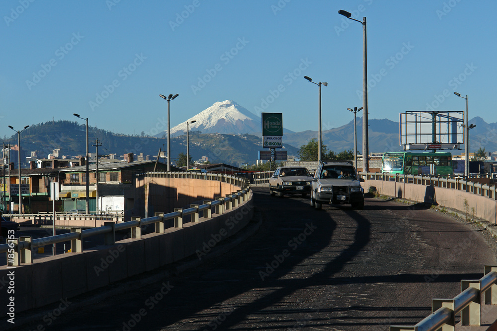 Fototapeta premium quito. ecuador. view on volcano cotopaxi