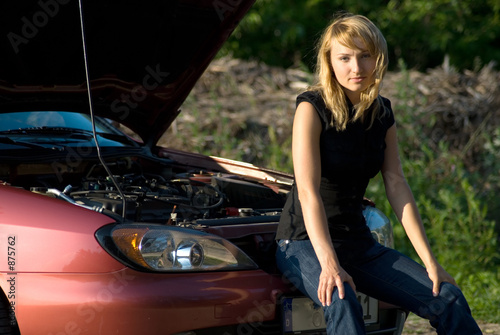 ein defektes auto  und  die hilflose frau