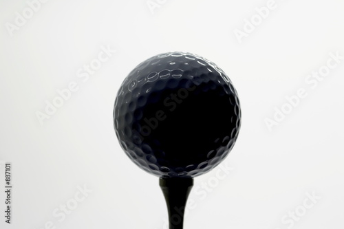 golfball auf einem tee 01