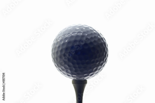 golfball auf einem tee 02
