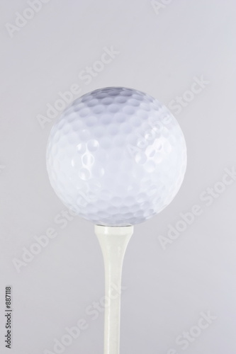 golfball auf einem tee 03