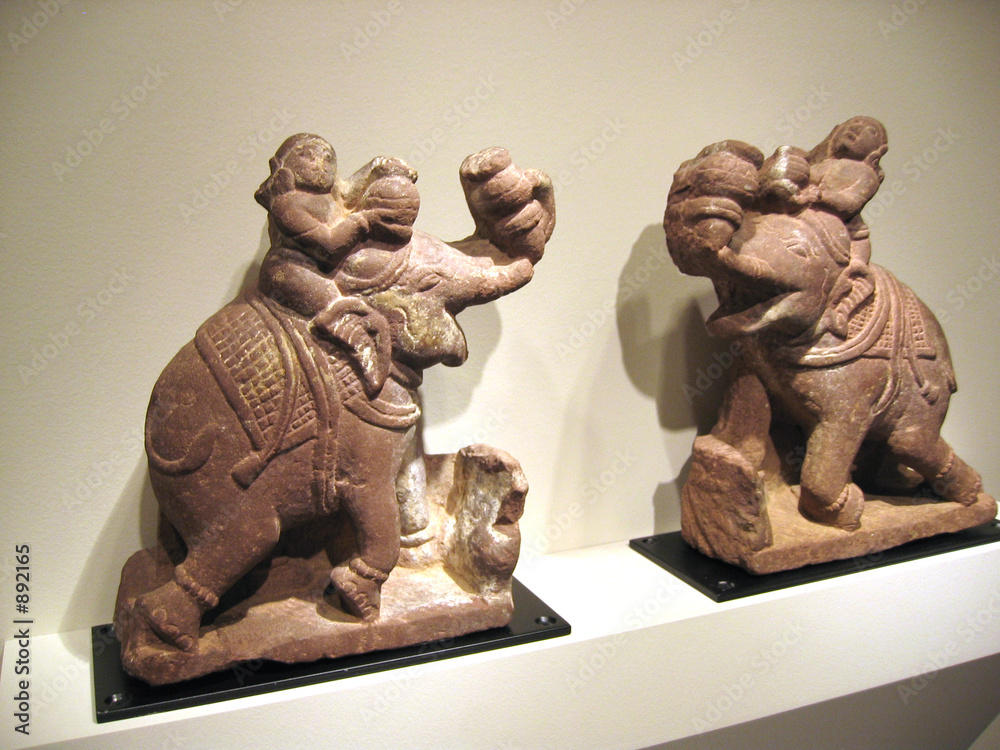 Φωτογραφία two stone elephants