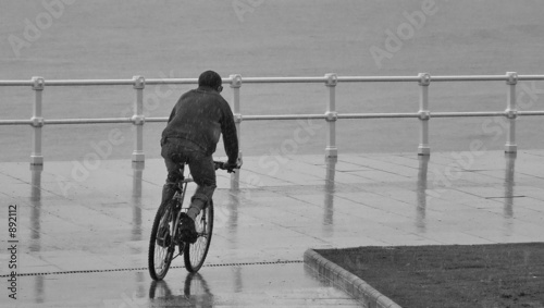 en bicicleta bajo la lluvia