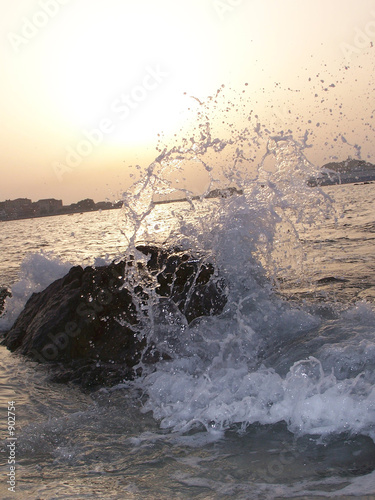 vague contre rocher
