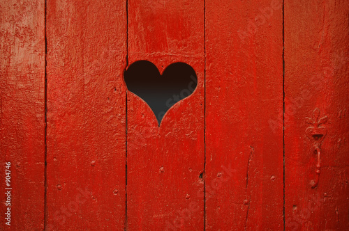 coeur dans une porte en bois