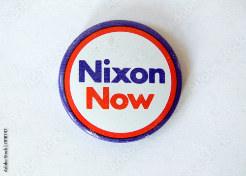 nixon wahlen badge vietnam krieg photo