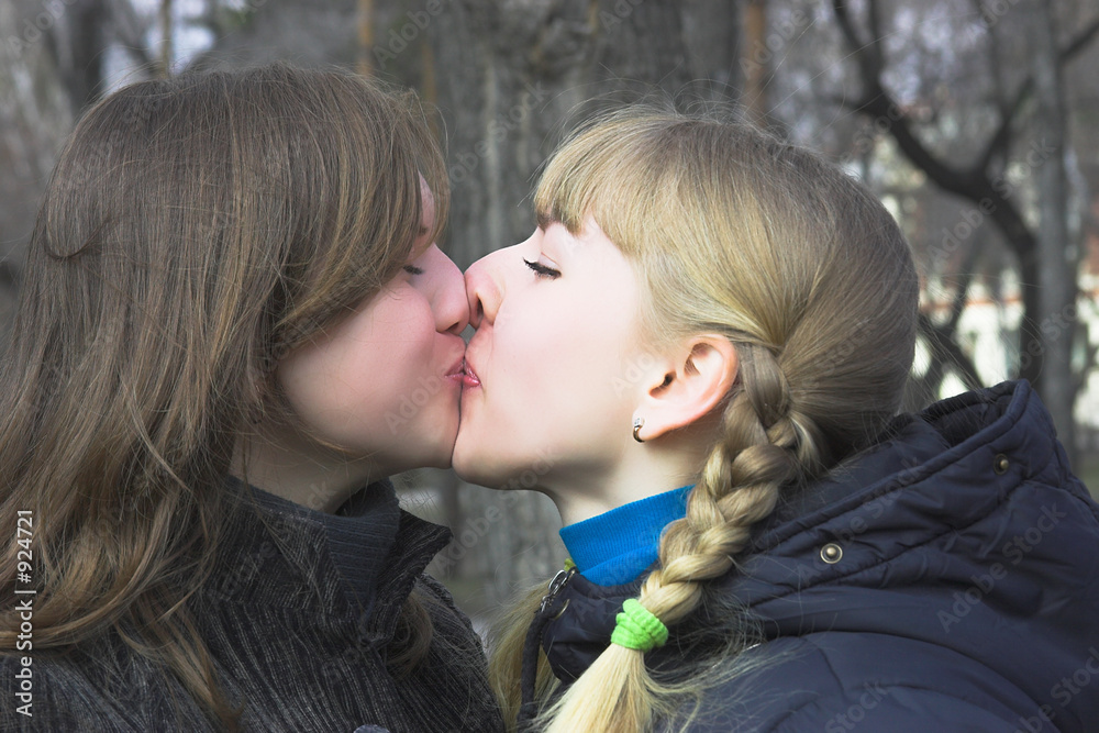 freind kiss freind kiss