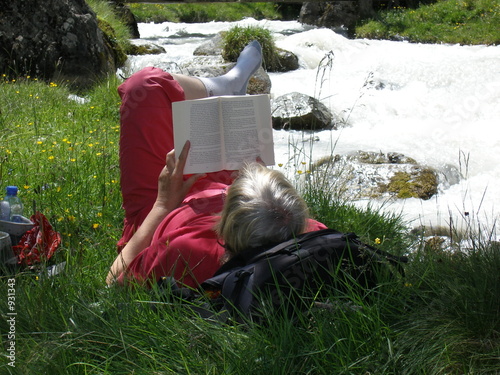 lesende frau am bachufer photo