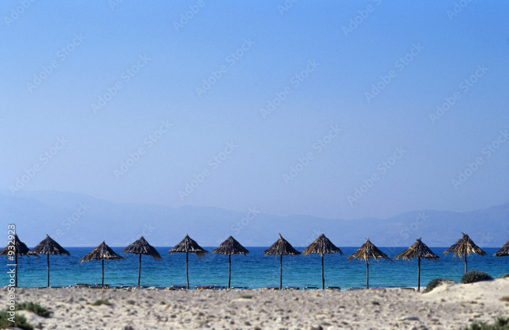 Fototapeta premium parasols en pailles sur plage