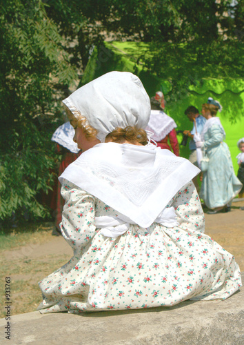 Принти на полотні enfant assis en habit folklorique