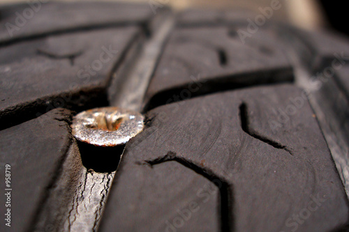 visse dans un pneu